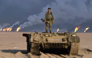 Reddit US soldier stands on top of destroyed Iraq tank as the oil fields burn behind him